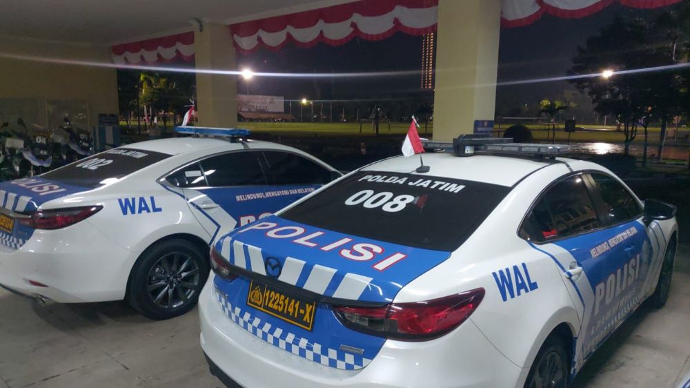 Kendaraan dinas Kepolisian di pasang bendera Merah Putih