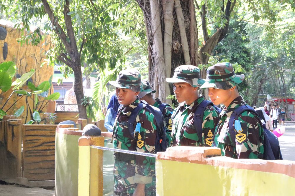Siswa Satdik 2 Makassar manfaatkan waktu di KBS