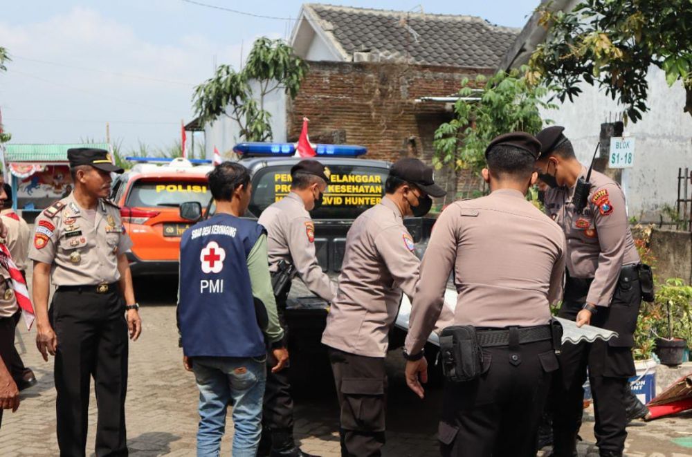 Wujudkan Polisi Peduli Tanggap Bencana, Polres Malang Terjunkan Personil Bantu Warga Terdampak