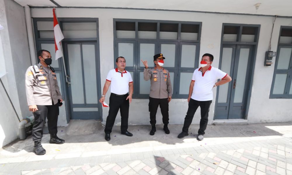 Kapolda Jatim Irjen Pol Dr Nico Afinta ikut bagikan bendera Merah Putih