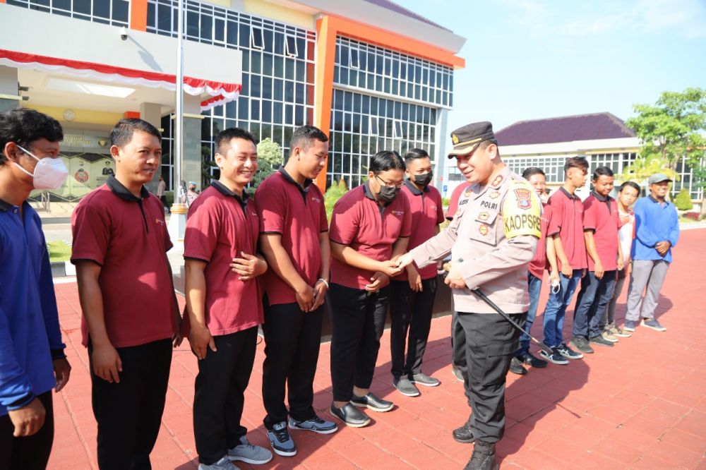 Kapolres Gresik AKBP Mochamad Nur Azis saat bersalaman dengan pekerja Disabilitas