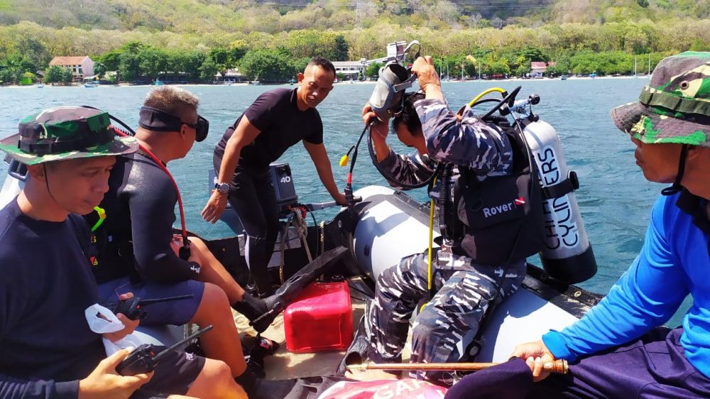 Prajurit Kodiklatal Partisipasi Kibarkan Bendera Merah Putih HUT RI ke-77 di Bawah Laut