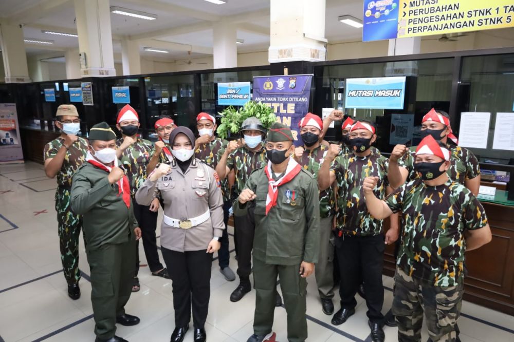 Pamin Samsat Surabaya Selatan Ditlantas Polda Jatim Iptu Ida Setiawati bersama petugas Samsat Ketintang Surabaya