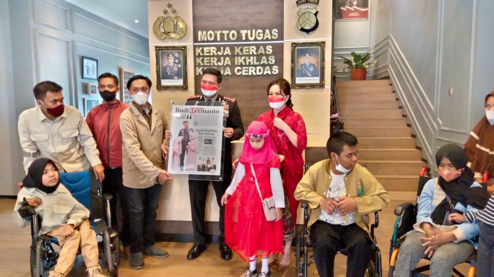 Kapolresta Malang Kombespol Buher dapat gelar bapak Disabilitas dari sekretaris DCC