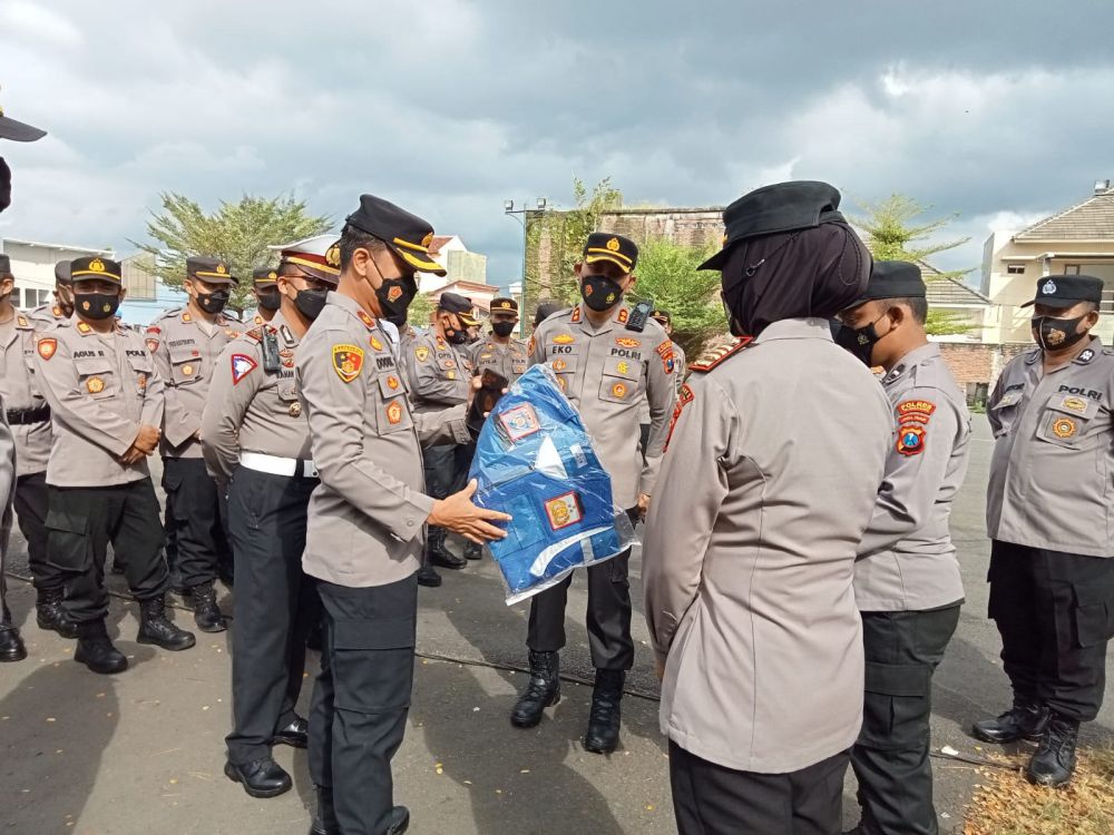 Kapolres Tulungagung AKBP Eko Hartanto dan Wakapolres Tulungagung Kompol Dodik saat cek kelengkapan Bhabinkamtibmas