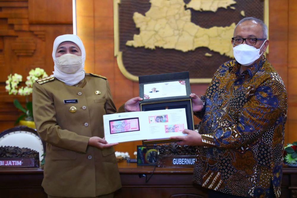 Gubernur Jatim Khofifah Indar Parawansa tunjukkan uang pecahan rupiah baru yang resmi di terbitkan Bank Indonesia