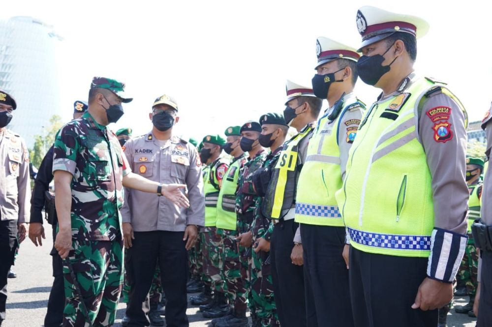 Danrem 084/BJ Brigjen TNI Terry Tresna Purnama saat pimpin apel