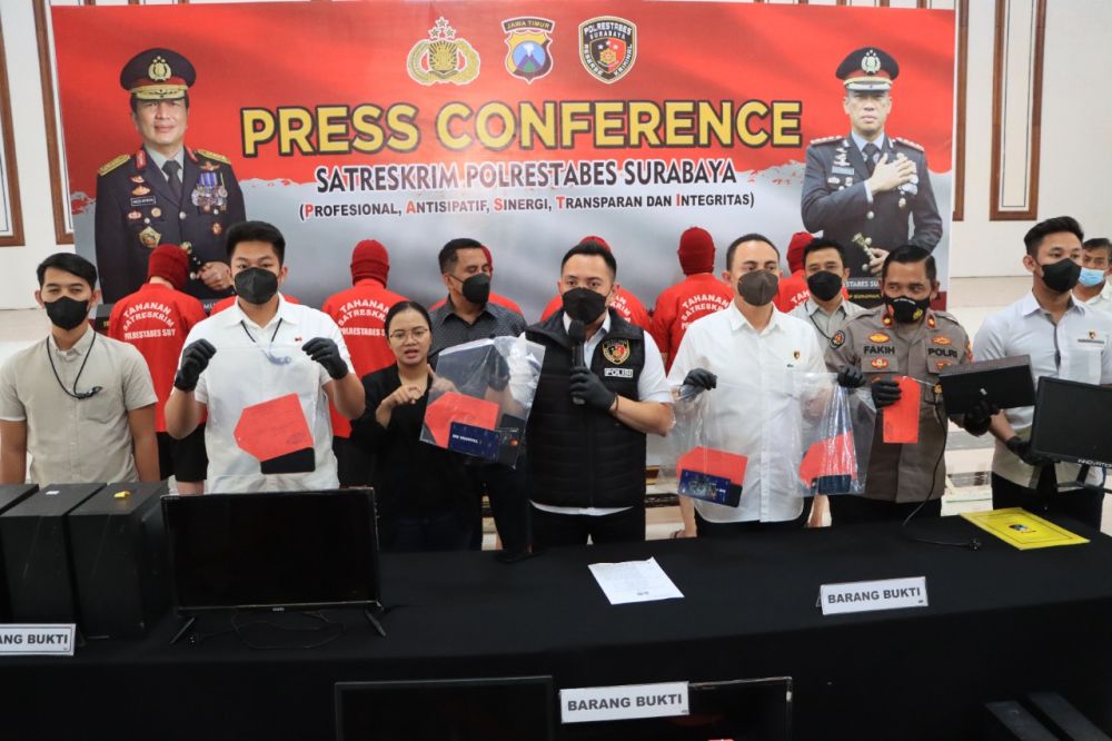 Tersangka diamankan Polrestabes Surabaya beserta barang buktinya