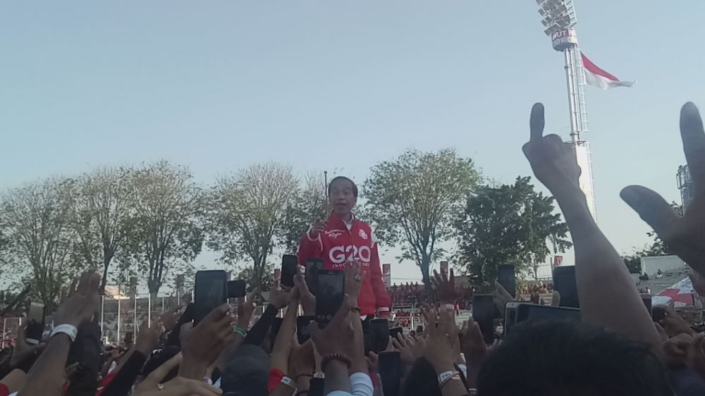 Presiden RI Ir. H. Joko Widodo saat menyapa warga masyarakat Kota Surabaya di stadion Gelora 10 November.