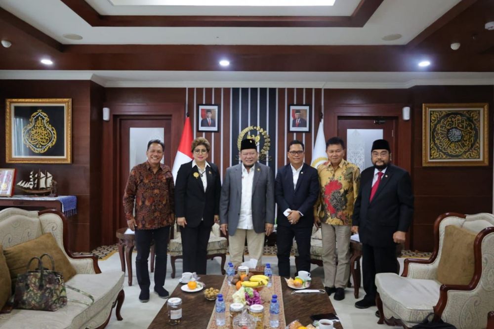 Ketua DPD RI AA LaNyalla Mahmud Mattalitti bersama perwakilan universitas Sam Ratulangi