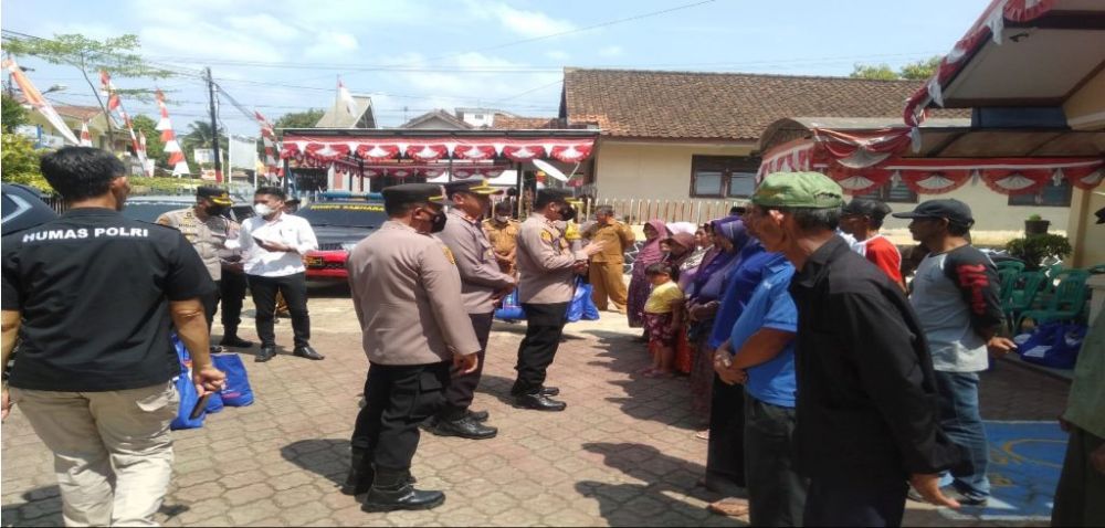 Foto saat Kapolres Sumedang membagikan Sembako kepada warga masyarakat sekitar.