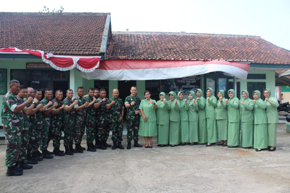 Tampak saat foto bersama Dandim 0610 bersama ketua Persit Kartika Chandra kirana Cabang XXl bersama rombongan.