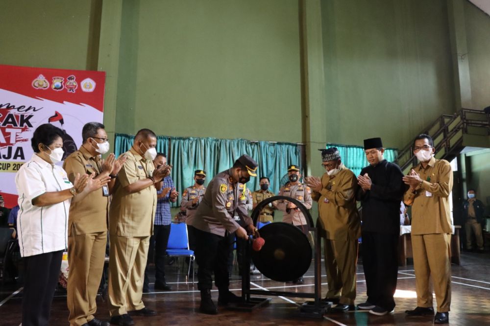 Kapolres Gresik AKBP Mochamad Nur Azis saat peresmian turnamen pencak silat