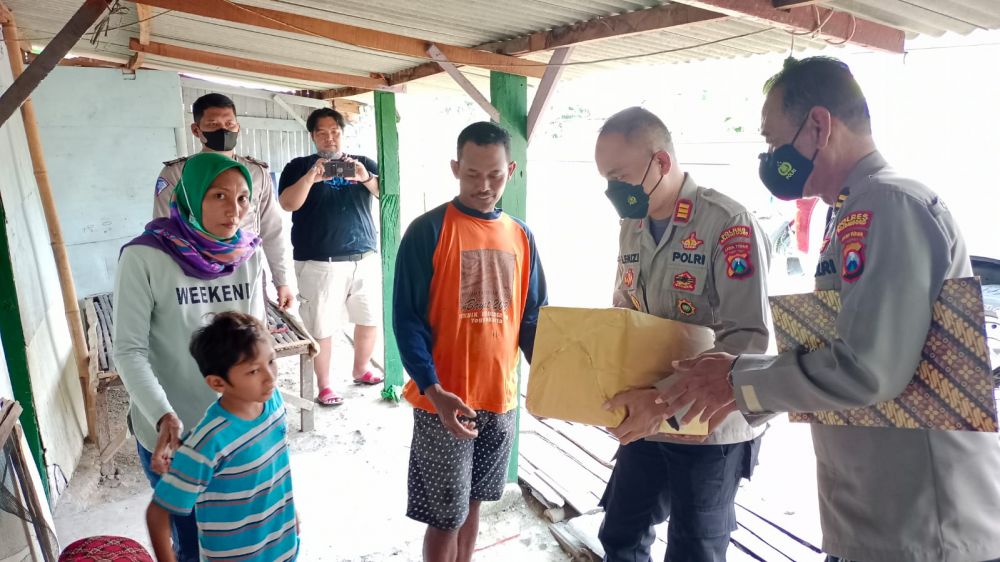 Polres Bojonegoro juga berikan sedikit bantuan untuk keluarga