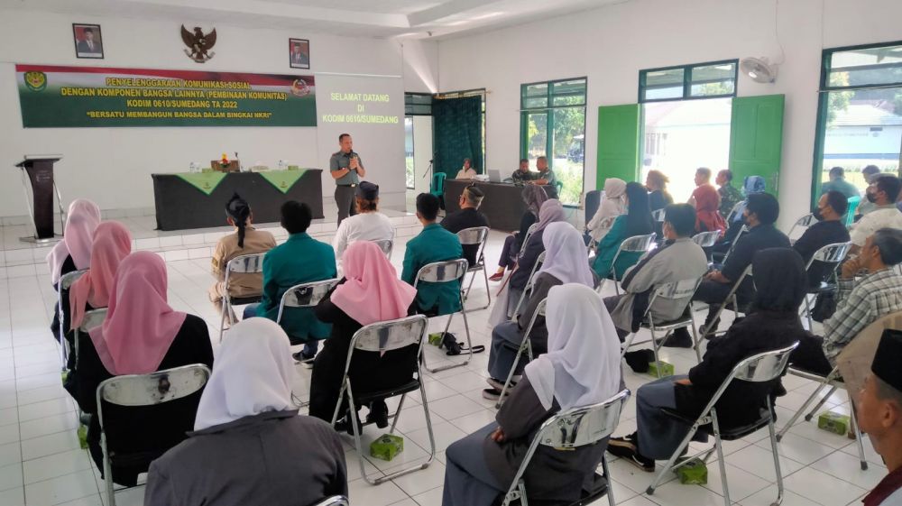 Saat acara komsos pembinaan teritorial di Aula Juang Apet Makodim 0610 Sumedang.