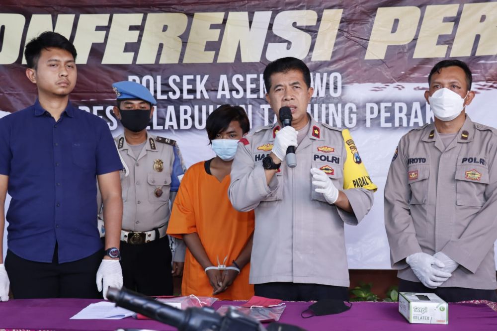 Kapolsek Asemrowo Kompol Hari Kurniawan saat ungkap kasus Curat