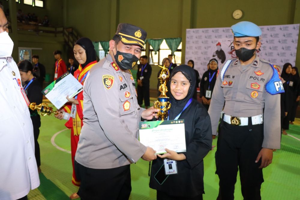 Kapolres Gresik AKBP Mochamad Nur Azis saat memberikan hadiah dan semangat pemenang