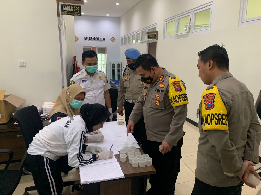 Kapolres Gresik AKBP Mochamad Nur Azis saat cek tes urine