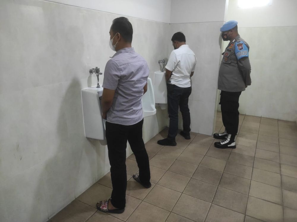 Anggota Satreskrim Polres Gresik saat tes urine