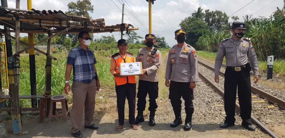 Kapolsek Ngunut Kompol Rudi Purwanto saat berbagi sembako