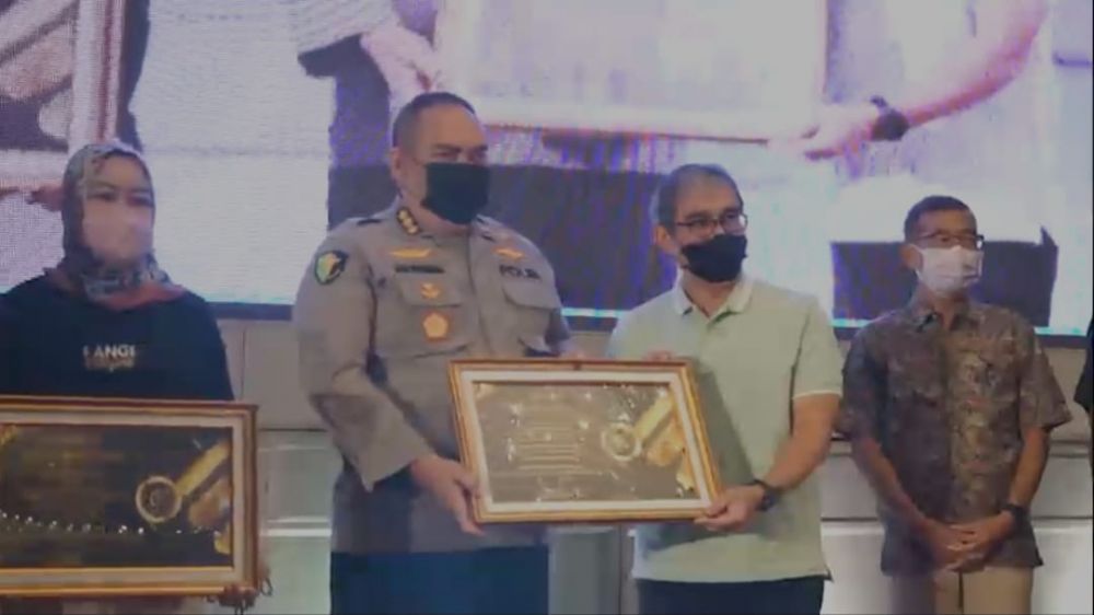 Kabiddokes Polda Jatim terima penghargaan dari BPJS Kesehatan