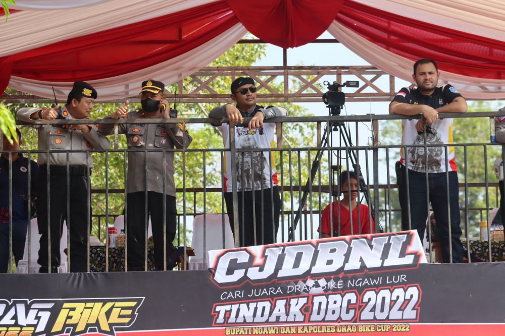 Bupati Ngawi dan Kapolres Ngawi AKBP Dwiasi Wiyatputera resmikan Drag Bike Cup