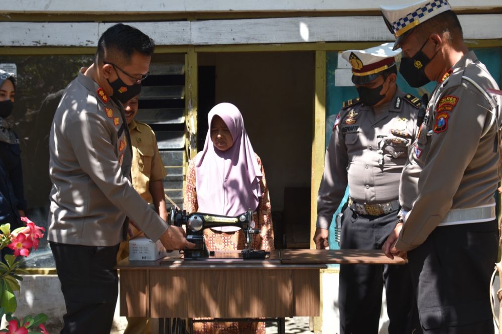 Polres Bondowoso berikan bantuan mesin jahit ke keluarga korban lakalantas