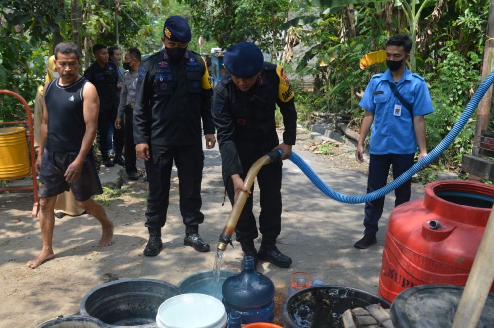  Brimob Polda Jatim beri bantuan air bersih