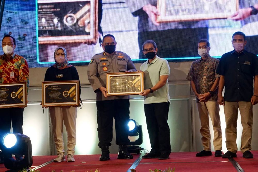 Kabiddokkes Polda Jatim Kombespol Erwinn Zainul Hakim saat terima penghargaan