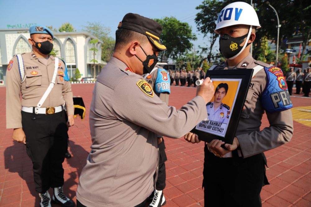 Kapolres Gresik AKBP Mochamad Nur Azis saat mencoret anggota Polres Gresik Bripka Deni Rahmat