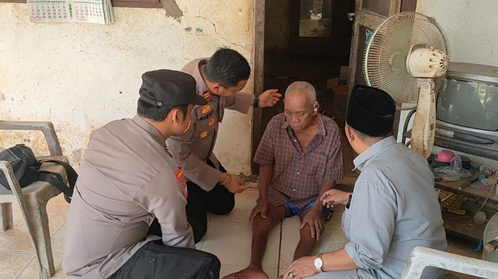 Kegiatan Sambang Kamtibmas Beri Alat Bantu Dengar, Disaksikan Kepala Desa Masaran