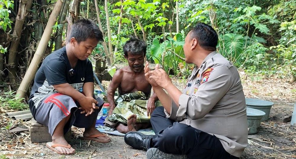 Aipda Purnomo saat kunjungi warga
