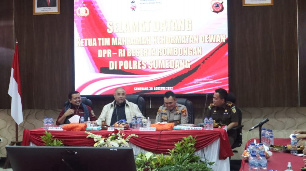Saat kunjungan kerja dalam kegiatan sosialisasi yang dipimpin Ketua Mahkamah Kehormatan Dewan.