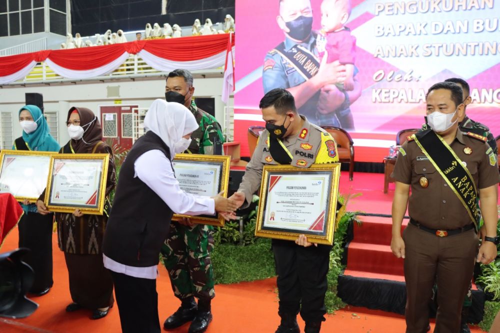 Kapolres Gresik AKBP Mochamad Nur Azis saat terima penghargaan dari Gubernur Jatim Khofifah Indar Parawansa