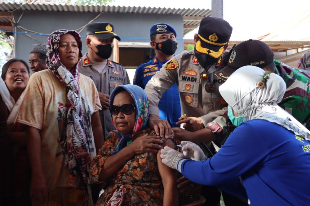 Kapolres Probolinggo AKBP Wadi Sa'bani ikut dalam rangkaian acara Vaksin Difteri