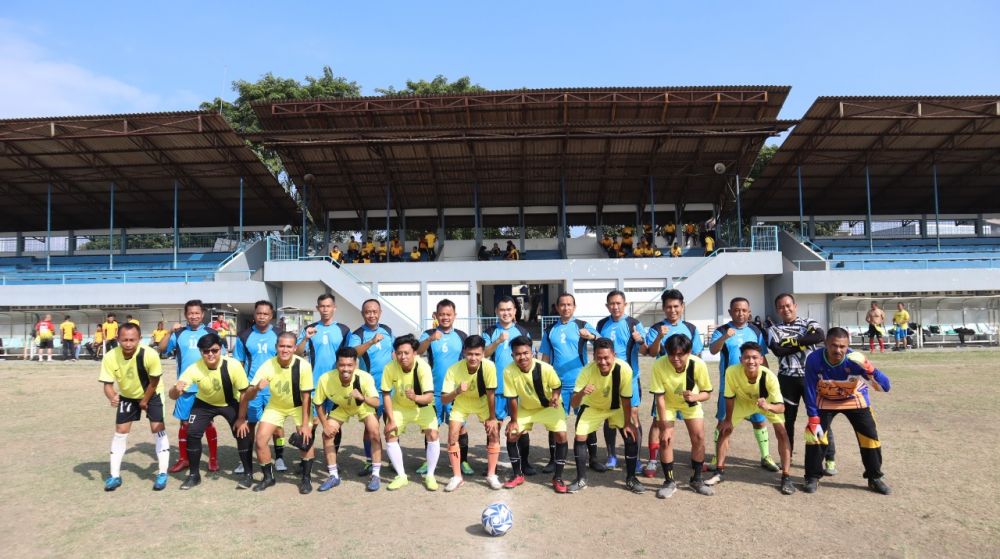 Foto bersama personel Polres Sumedang bersama Mahasiswa dalam pertandingan sepak bola persahabatan di stadion Ahmad Yani.