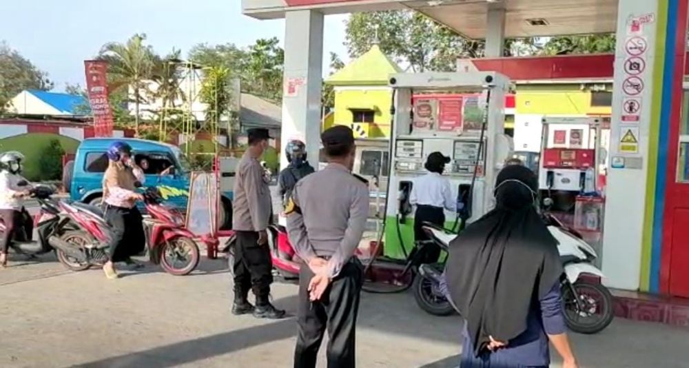 Polsek Ngunut lakukan penjagaan SPBU terkait kenaikan harga BBM