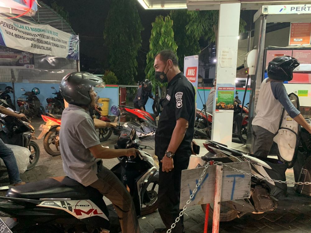 Polres Gresik lakukan pengamanan SPBU terkait naiknya harga BBM