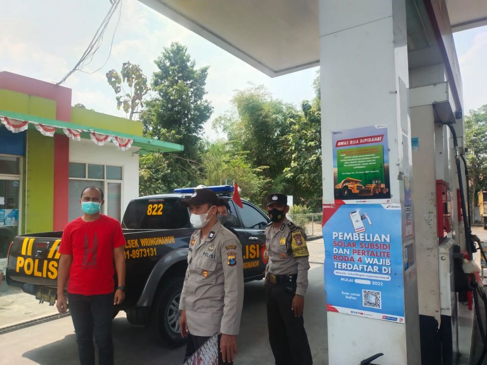 Polres Gresik lakukan penjagaan di SPBU Wilkum Polres Gresik terkait kenaikan harga BBM