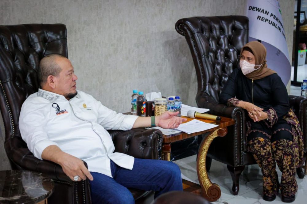 Ketua DPD RI AA LaNyalla Mahmud Mattalitti bersama IPPAT Jatim dan NMI Jatim saat dirumah dinasnya