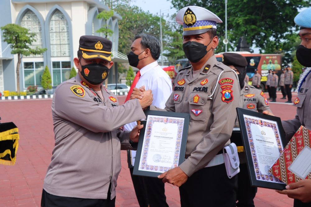 Kapolres Gresik AKBP Mochamad Nur Azis saat berikan penghargaan anggota dengan kinerja baik