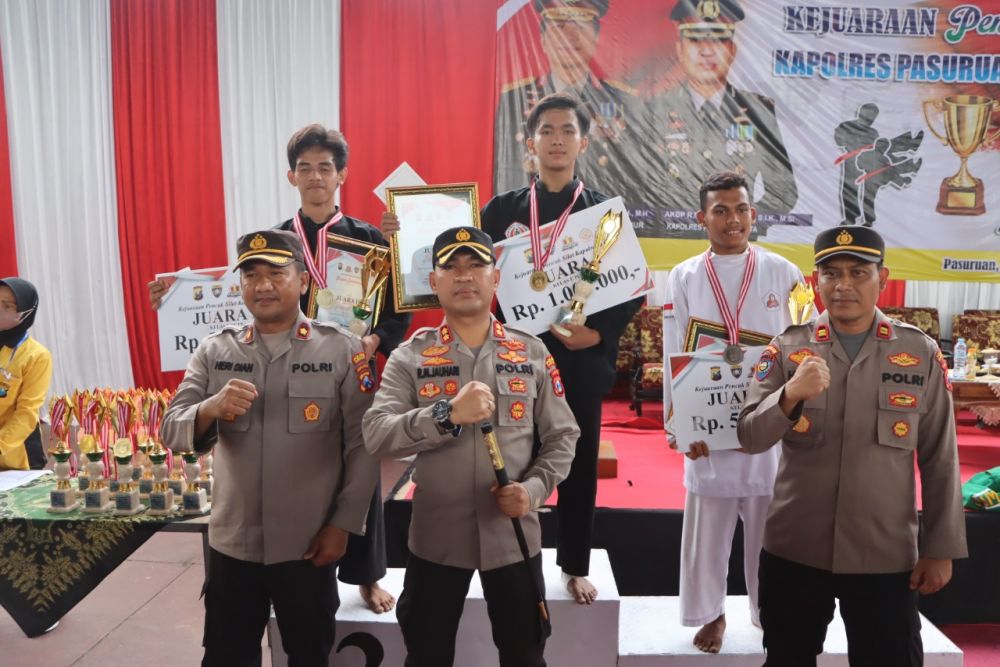 Kapolres Pasuruan Kota bersama para atlet pencak silat
