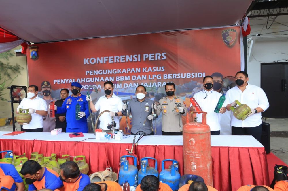 Ditreskrimsus Polda Jatim amankan tersangka beserta barang buktinya