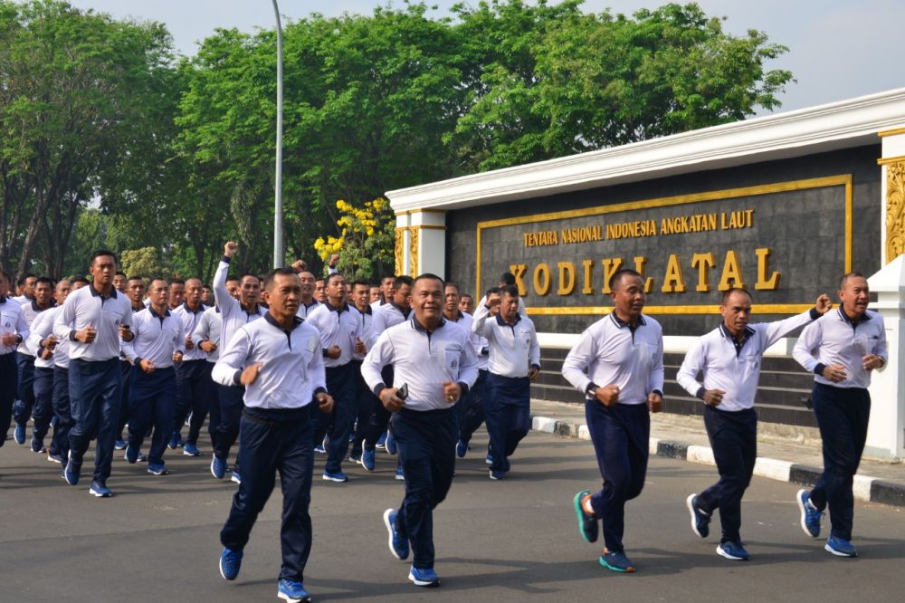 Dankodiklatal Letjen TNI Marinir Suhartono bersama prajurit saat olahraga