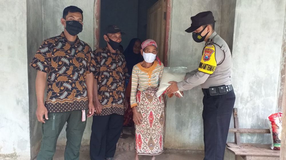 Pasca Naiknya Harga BBM, Polres Probolinggo Berbagi Sembako ke Masyarakat