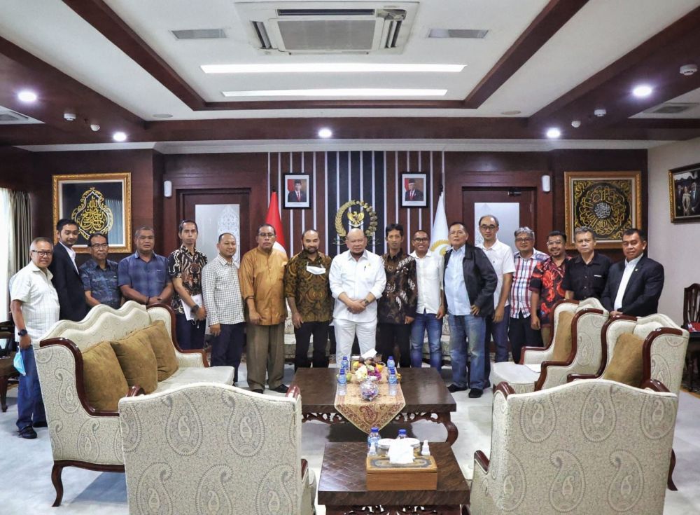 Ketua DPD RI AA LaNyalla Mahmud Mattalitti bersama gabungan aktivis