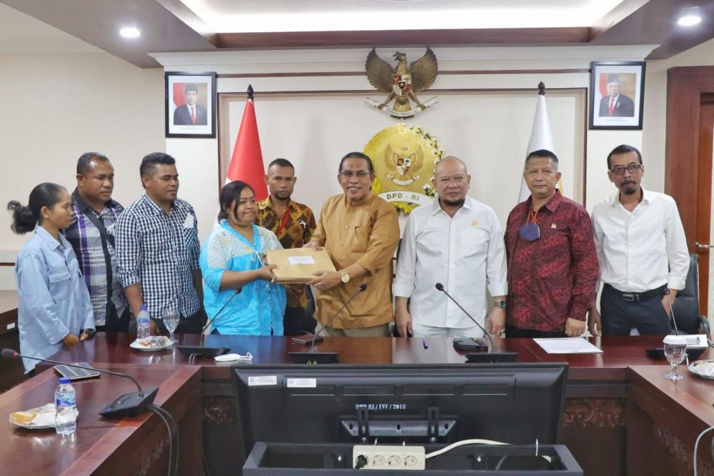 Ketua DPD RI AA LaNyalla Mahmud Mattalitti bersama THL NTT