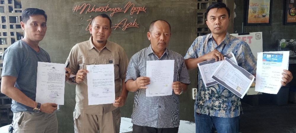 Kuasa hukum Ari Mukti Raharjo bersama kliennya