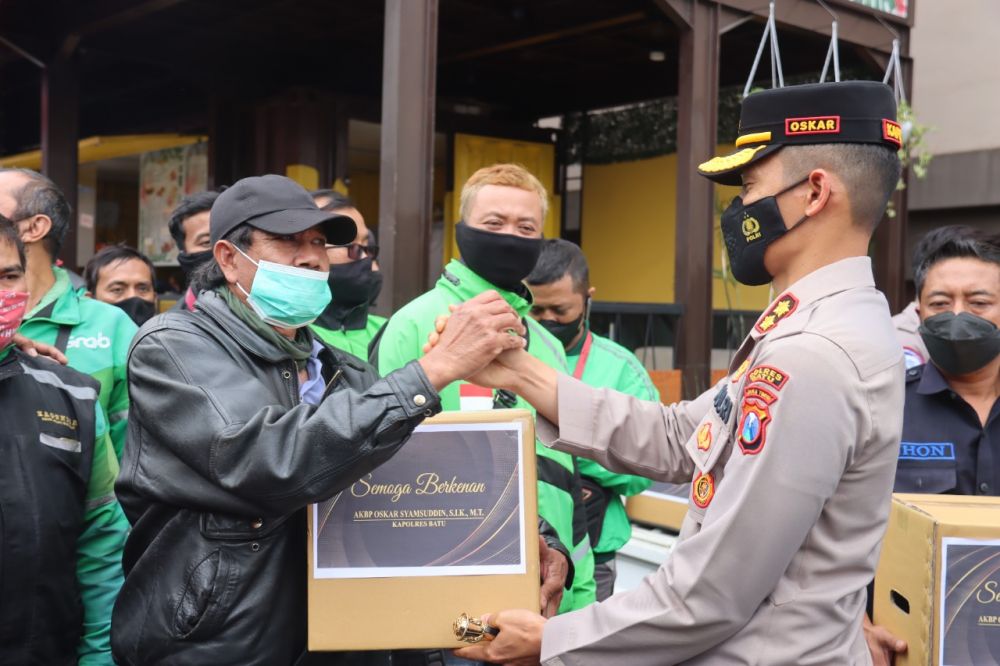 Kapolres Batu AKBP Oskar Syamsuddin saat memberikan paket ke ojol