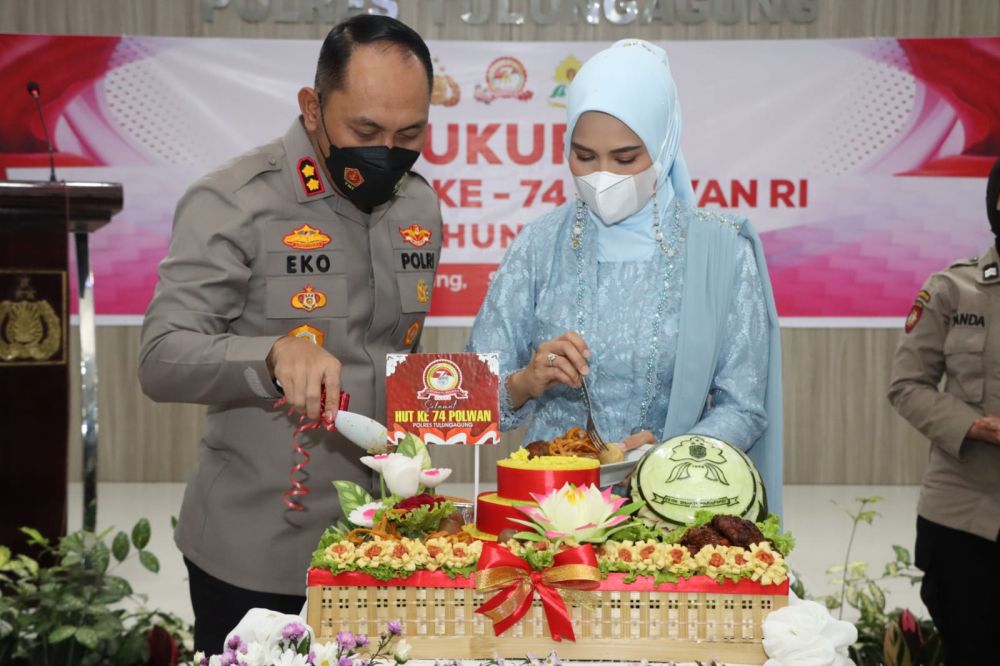 Kapolres Tulungagung AKBP Eko Hartanto saat potong tumpeng